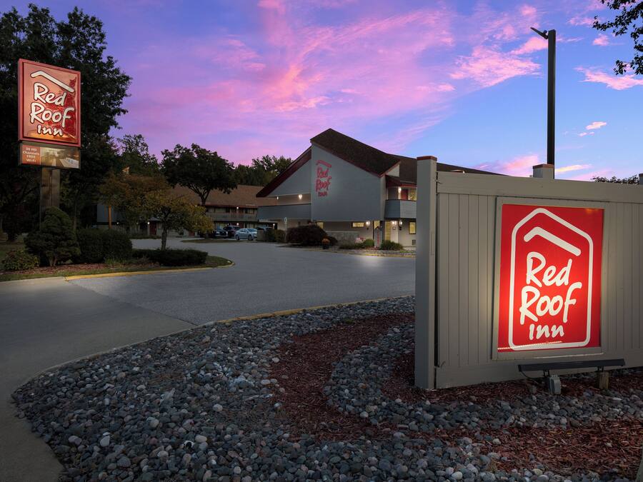 A Red Roof Inn with a clear sky and a sunset.