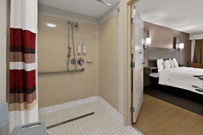 Superior kamer, 1 kingsize bed, toegankelijk voor mindervaliden (Roll-In Shower, Smoke Free) | Badkamer | Een bad/douchecombinatie, gratis toiletartikelen, handdoeken, zeep
