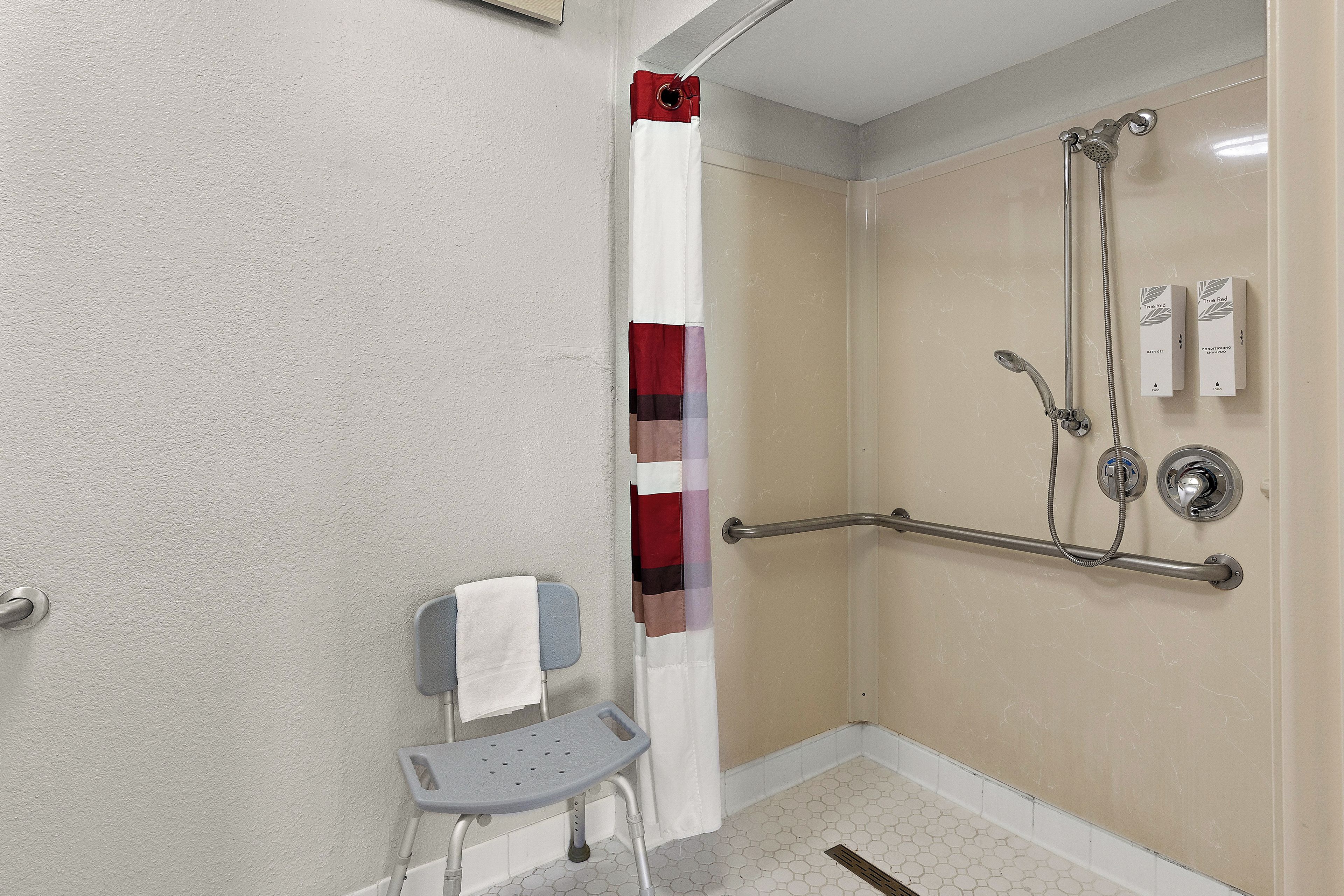 Chambre supérieure, 1 très grand lit (Roll-In Shower, Smoke Free) | Salle de bain | Ensemble baignoire-douche, articles de toilette (gratuits)