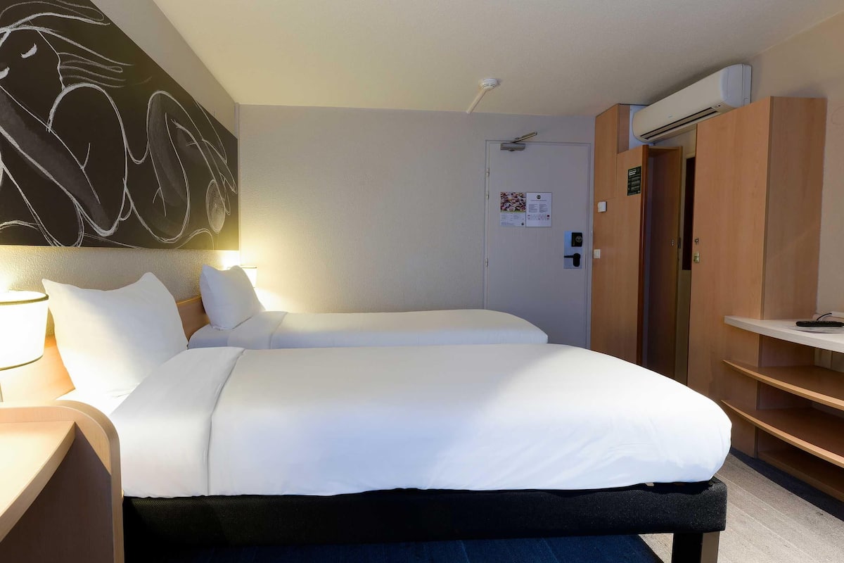 Standard Twin Room, Non Smoking | Desk, blackout drapes, soundproofing, iron/ironing board (on request)