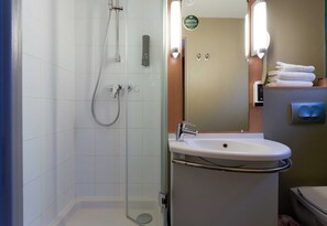 Shower, eco-friendly toiletries, hair dryer, towels - B&B Hotel Reims Centre Erlon (Reims)