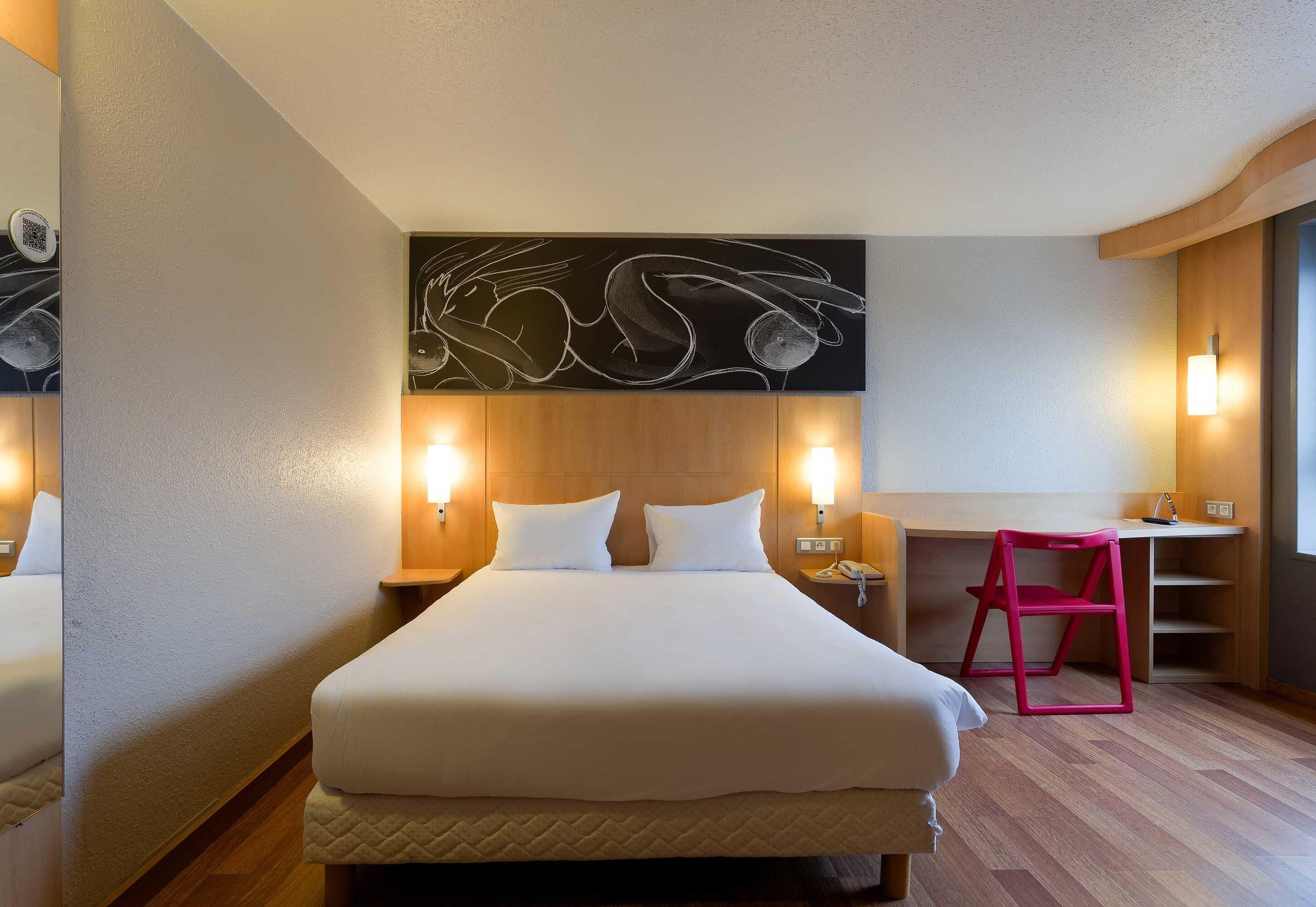 Chambre Double Standard, accessible aux personnes à mobilité réduite, non-fumeurs | Ameublement personnalisé, bureau, rideaux occultants