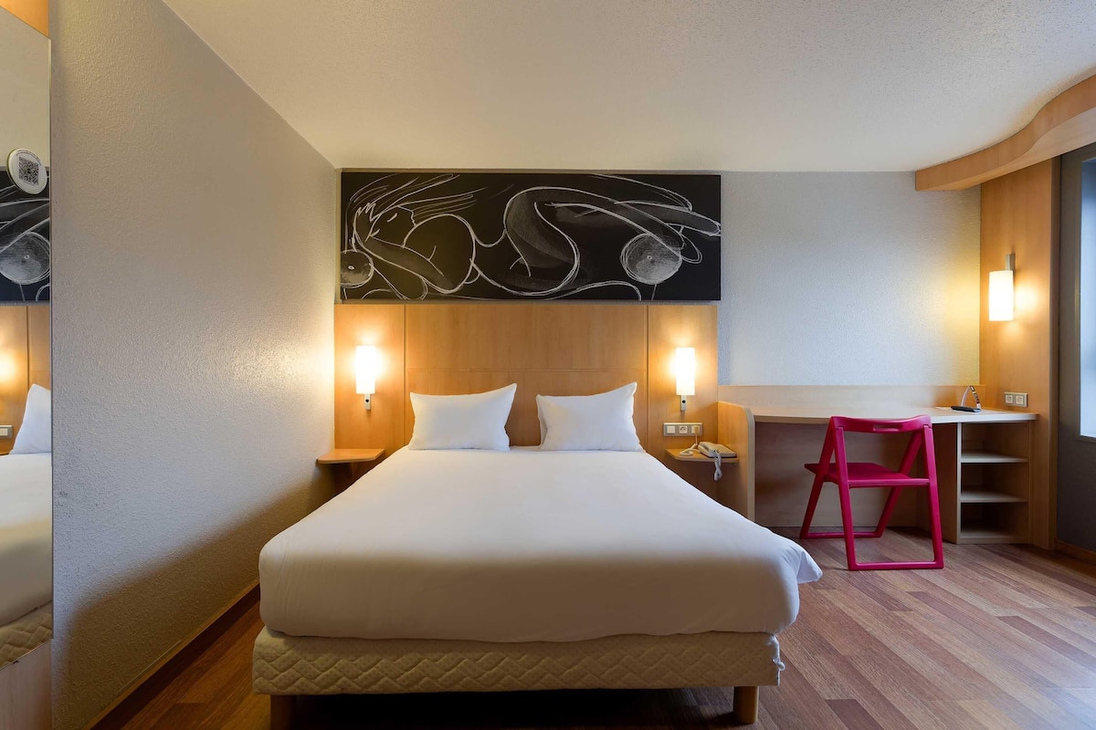 Standard Double Room, Mobility Accessible, Non Smoking | Desk, blackout drapes, soundproofing, iron/ironing board (on request)