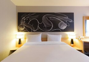 Individualmente mobiliados, escrivaninha, cortinas blackout