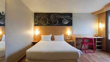 Quarto casal standard, acessível para pessoas com deficiência física, para não fumantes | Individualmente mobiliados, escrivaninha, cortinas blackout