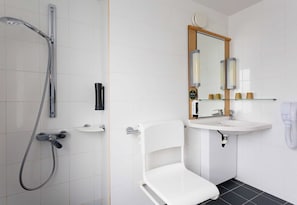 Standard Double Room, Mobility Accessible, Non Smoking | Bathroom | Shower, eco-friendly toiletries, hair dryer, towels