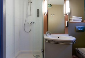 Shower, eco-friendly toiletries, hair dryer, towels - B&B Hotel Reims Centre Erlon (Reims)