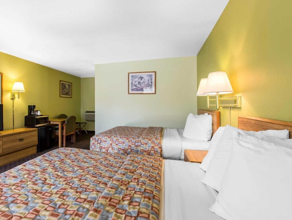 Egyptian cotton sheets, premium bedding, pillowtop beds, desk