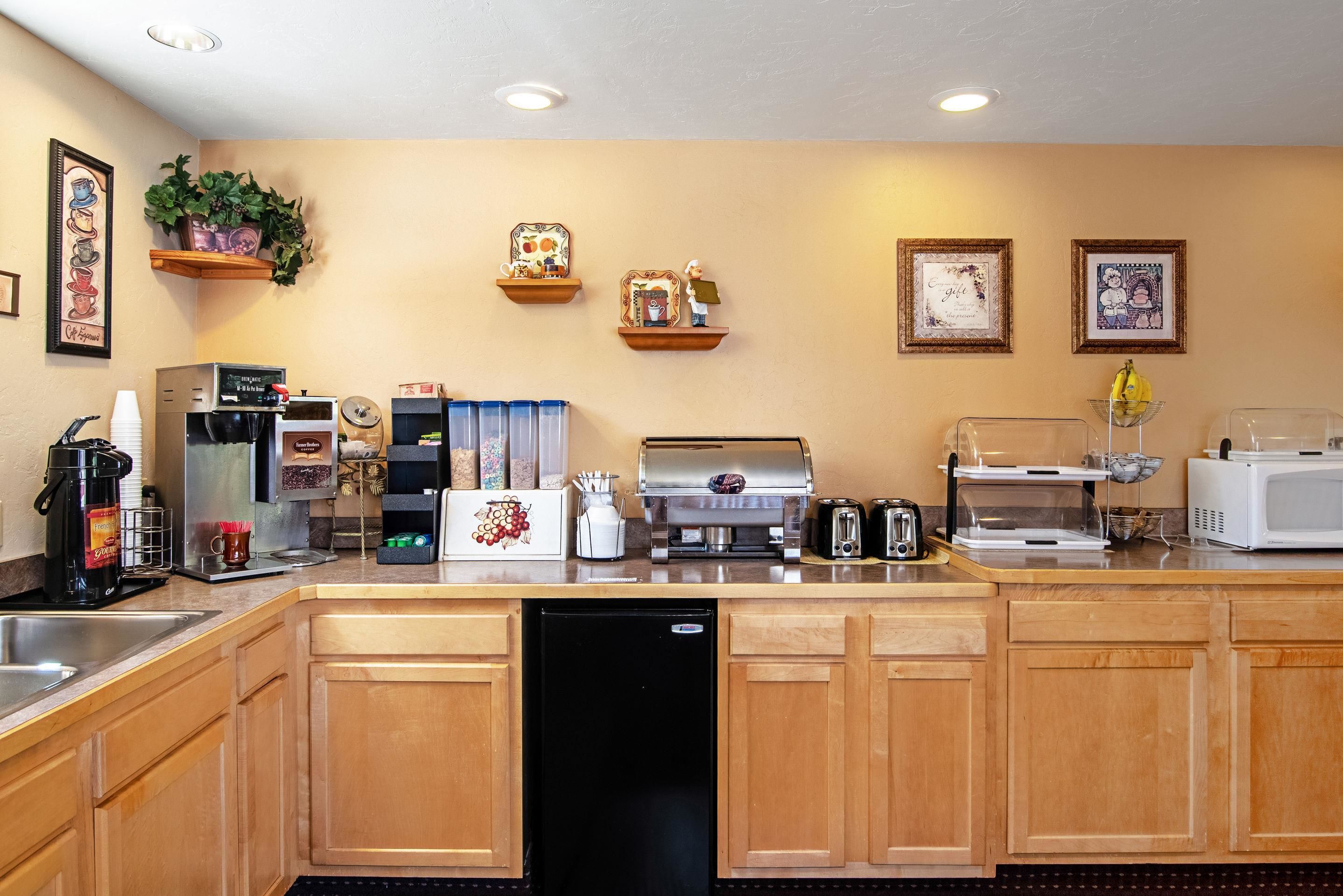 Free daily buffet breakfast