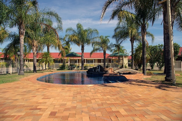 Outdoor pool - Pines Country Club Motor Inn (Shepparton)