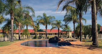 Pines Country Club Motor Inn