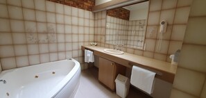 Family Room | Bathroom | Shower, free toiletries, hair dryer, towels - Pines Country Club Motor Inn (Shepparton)