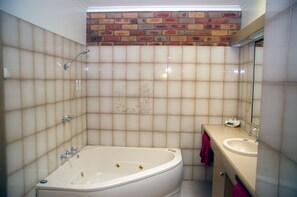 Shower, free toiletries, hair dryer, towels - Pines Country Club Motor Inn (Shepparton)