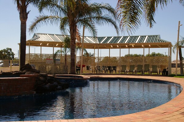 Una piscina al aire libre