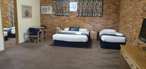 Family Room | Living room - Pines Country Club Motor Inn (Shepparton)