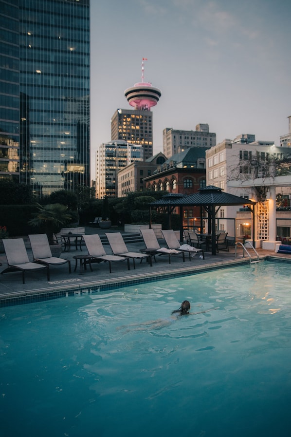 Piscine extérieure, piscine chauffée, parasols, chaises longues