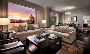 Premium bedding, down duvets, pillow-top beds, minibar - Fairmont Waterfront (Vancouver)