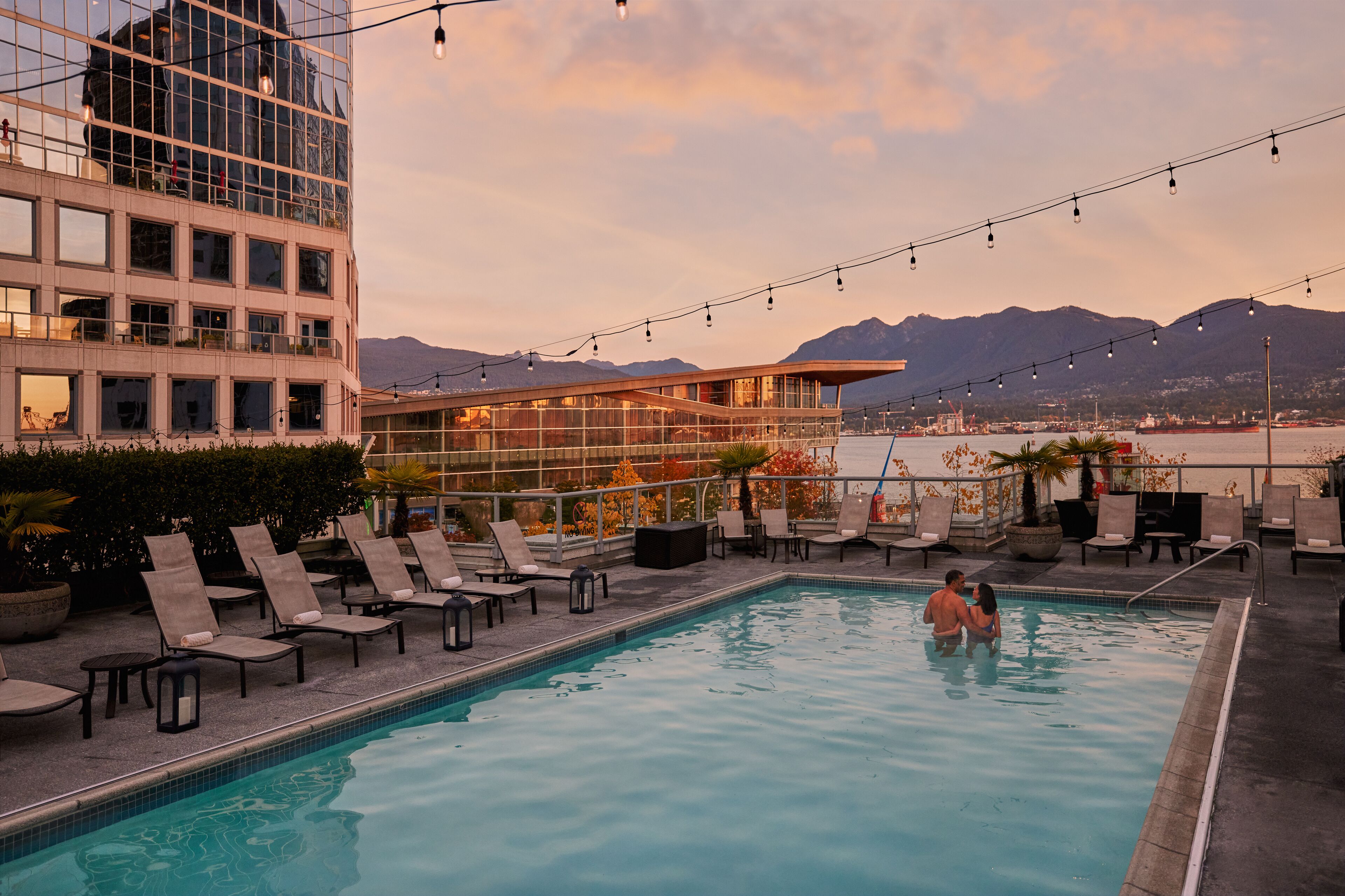 室外游泳池，恒温泳池，池畔遮阳伞，日光浴躺椅