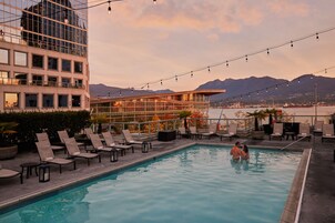 室外游泳池，恒温泳池，池畔遮阳伞，日光浴躺椅