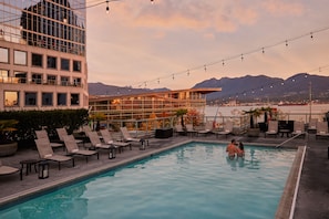 Outdoor pool, a heated pool, pool umbrellas, pool loungers - Fairmont Waterfront (Vancouver)