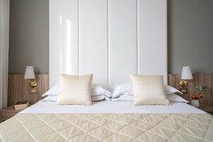 Donzen dekbedden, een minibar, een kluis op de kamer, een bureau