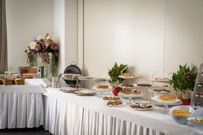 Café da manhã com buffet todos os dias (EUR 15.00 por pessoa) 