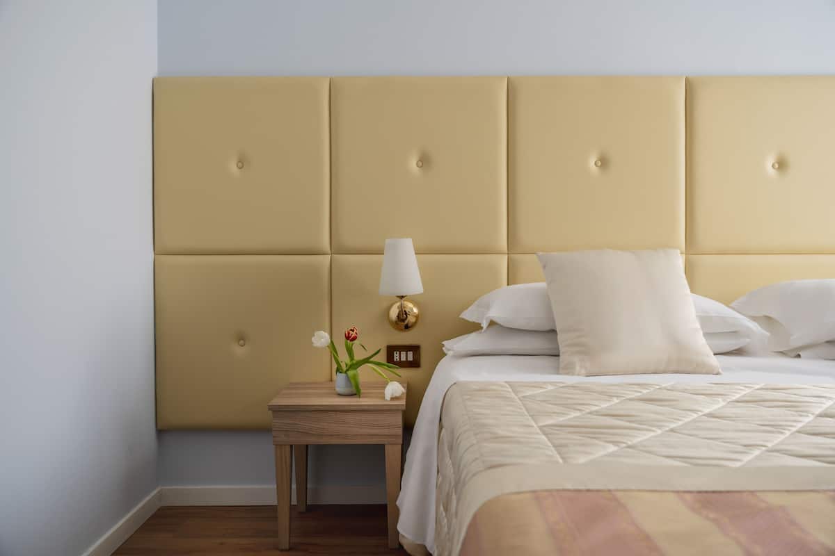 1 habitación, cubrecamas, minibar y caja de seguridad en la habitación