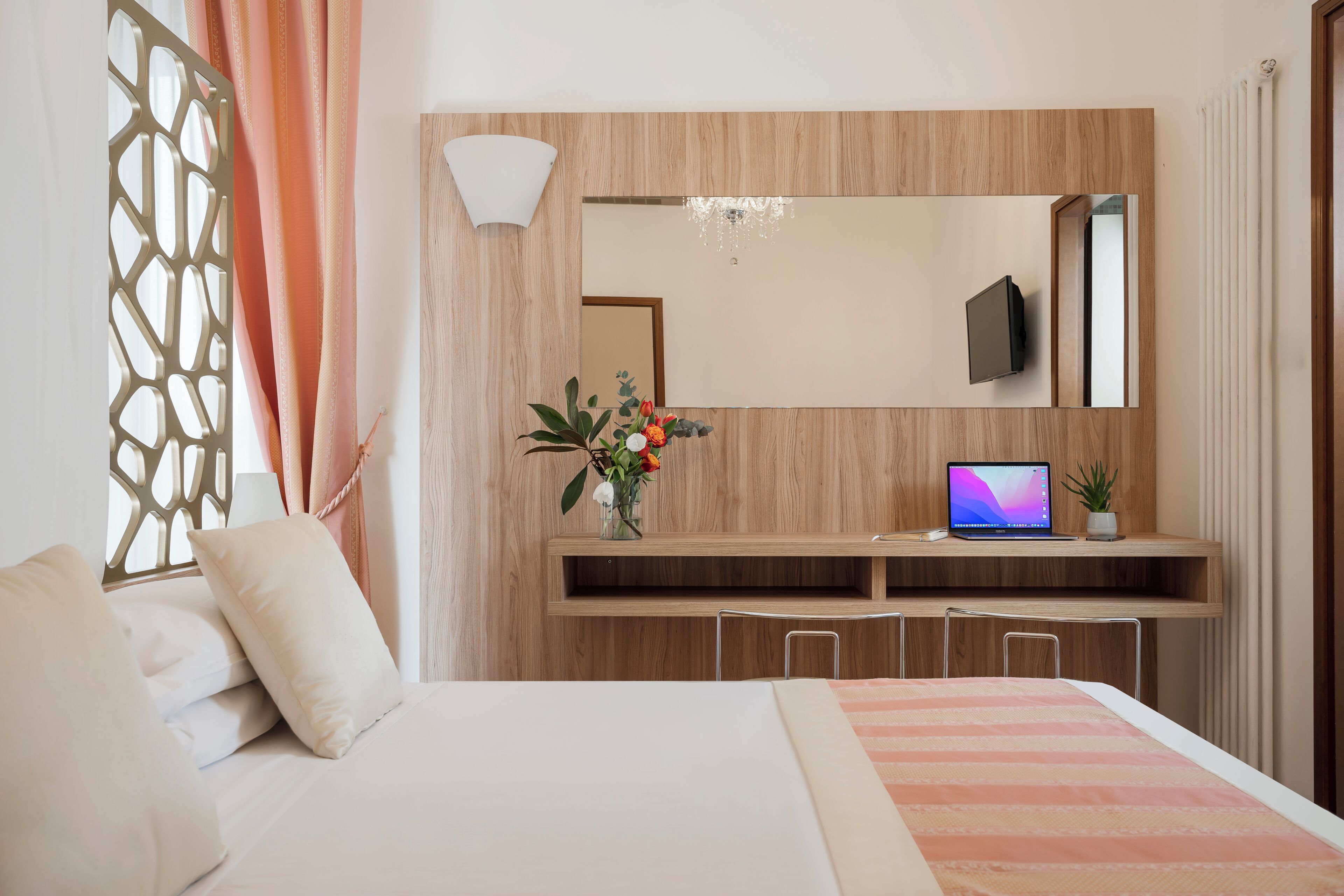 Camera Superior con letto matrimoniale, balcone | Copriletto in piuma, minibar, una cassaforte in camera, una scrivania