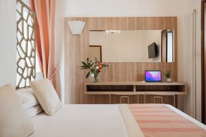 Cubrecamas, minibar, caja de seguridad en la habitación y escritorio
