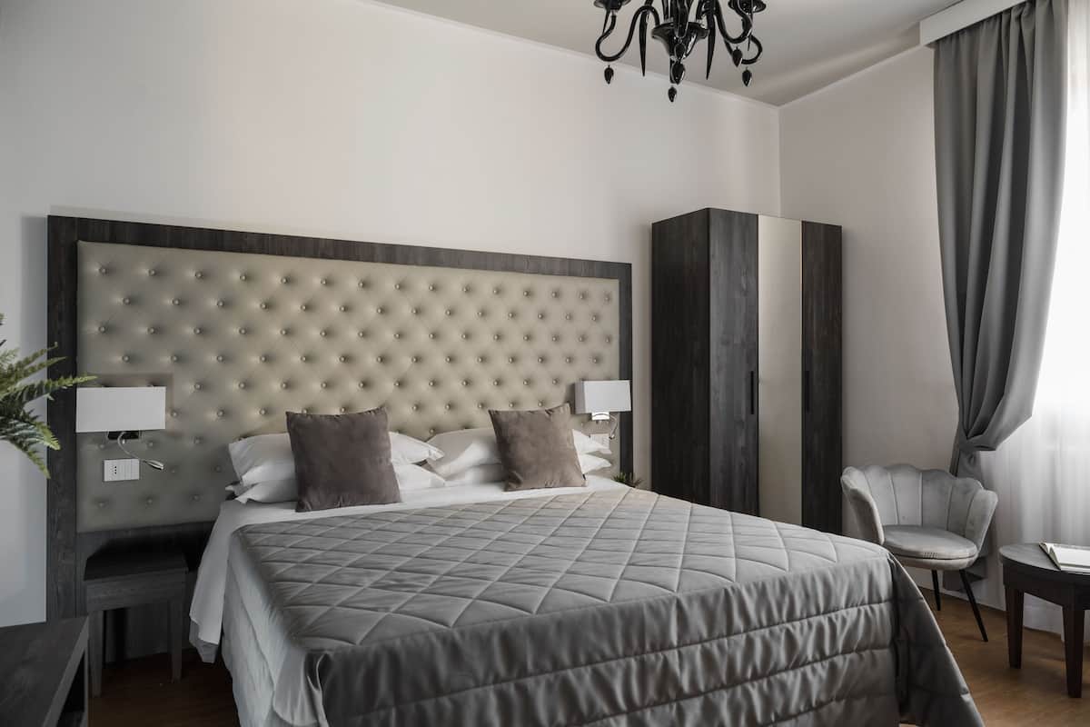 1 habitación, cubrecamas, minibar y caja de seguridad en la habitación