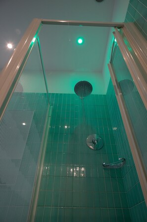 Superior Family Room Depandance | Banheiro | Produtos de toalete grátis, secador de cabelo, chinelos, bidê