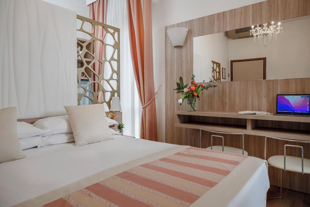 Down comforters, minibar, in-room safe, desk