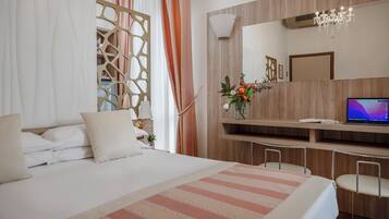 Camera Superior con letto matrimoniale, balcone | Daunenbettdecken, Minibar, Zimmersafe, Schreibtisch