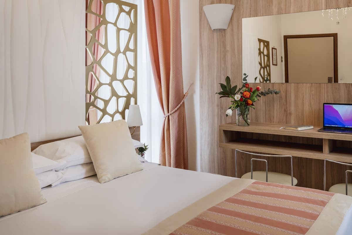 1 habitación, cubrecamas, minibar y caja de seguridad en la habitación