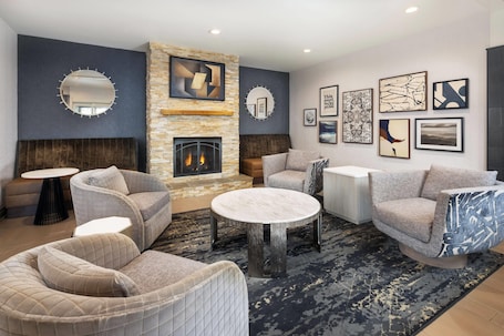 Lobby. La Quinta Inn & Suites by Wyndham Downtown Asheville