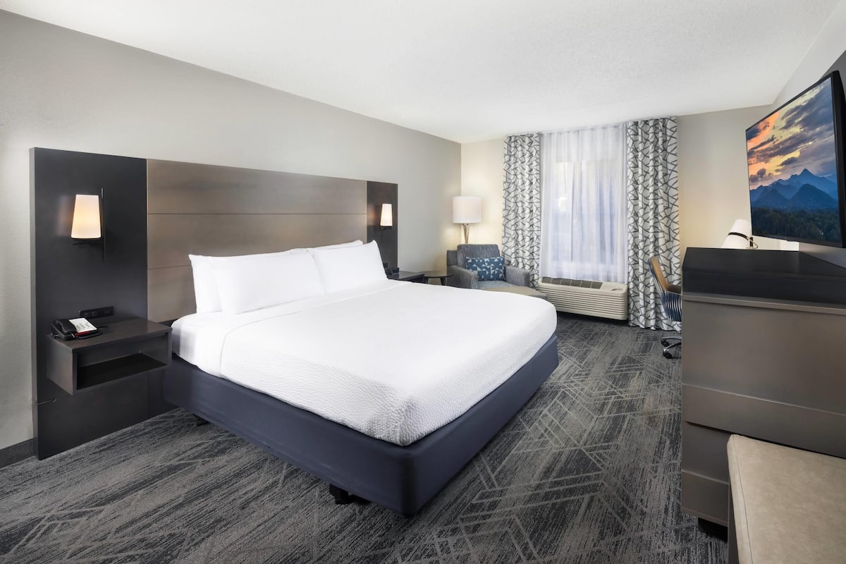 1 bedroom, premium bedding, desk, blackout curtains