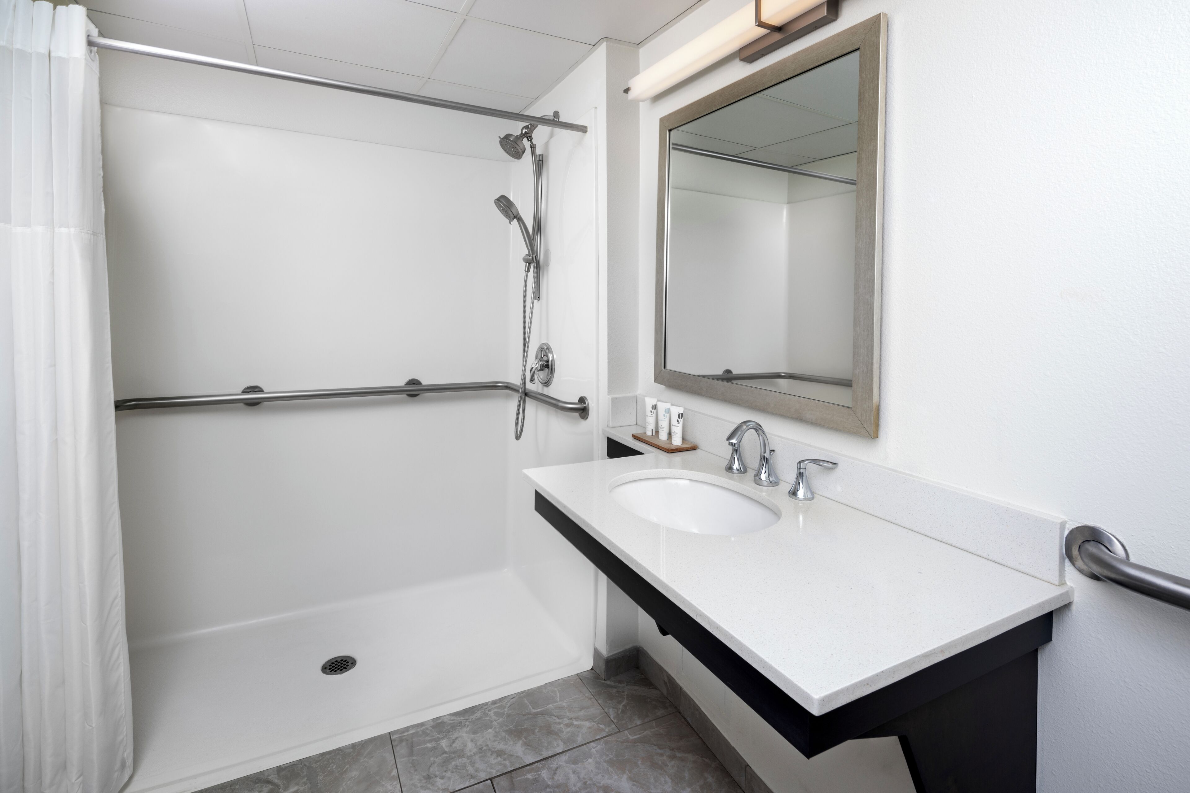Rom, 1 kingsize-seng, tilpasset bevegelseshemmede, ikke-røyk (Roll-In Shower) | Bad | Badekar, miljøvennlige toalettsaker, hårføner og håndklær