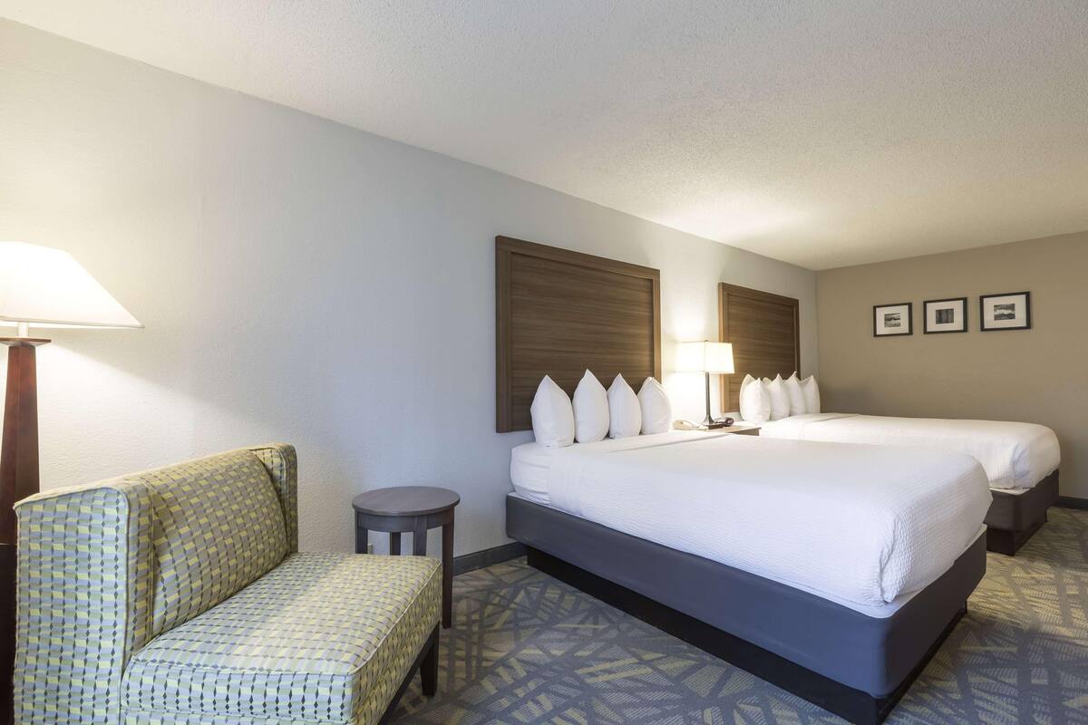 Roupas de cama premium, escrivaninha, cortinas blackout