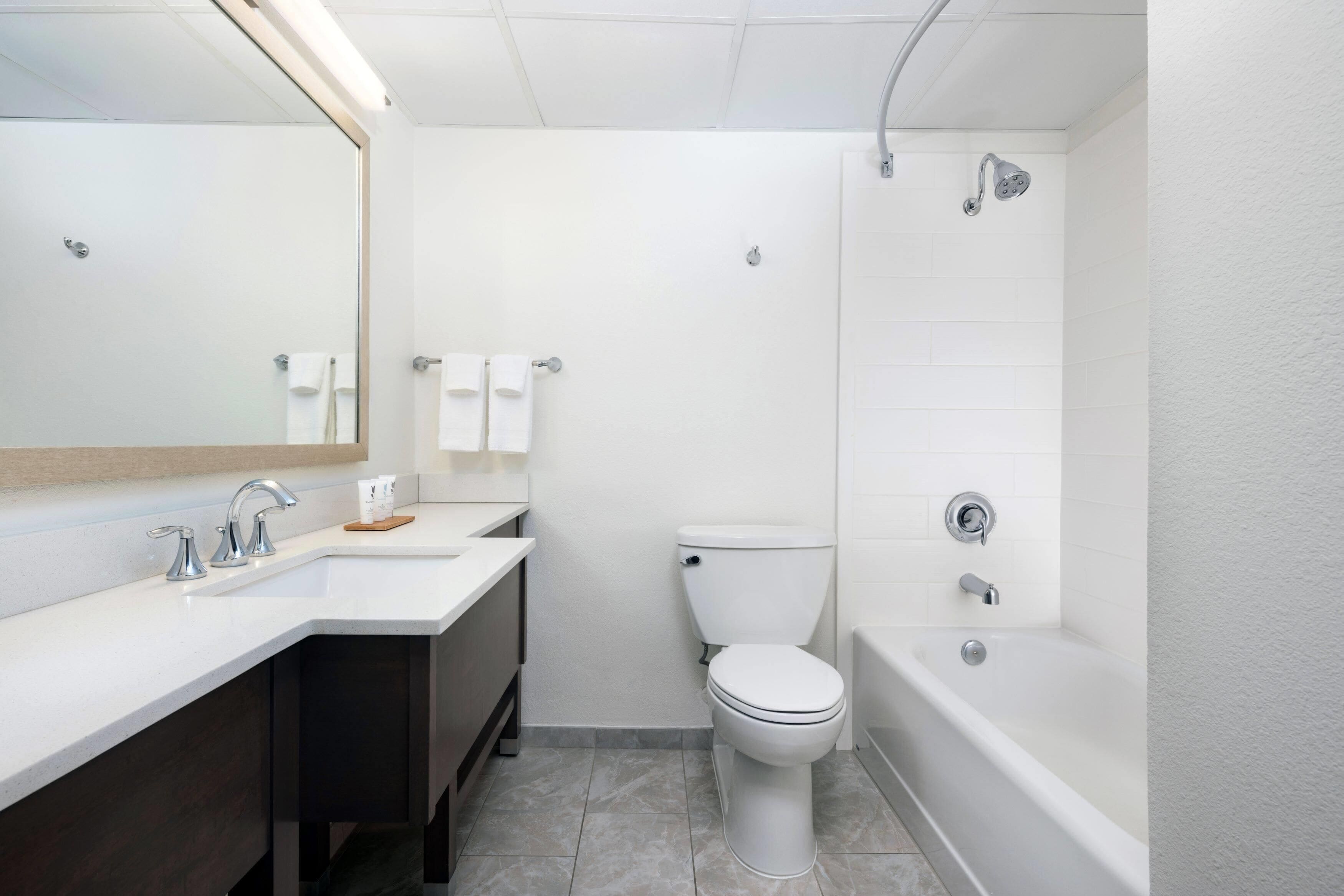 Baignoire, articles de toilette écologiques, sèche-cheveux
