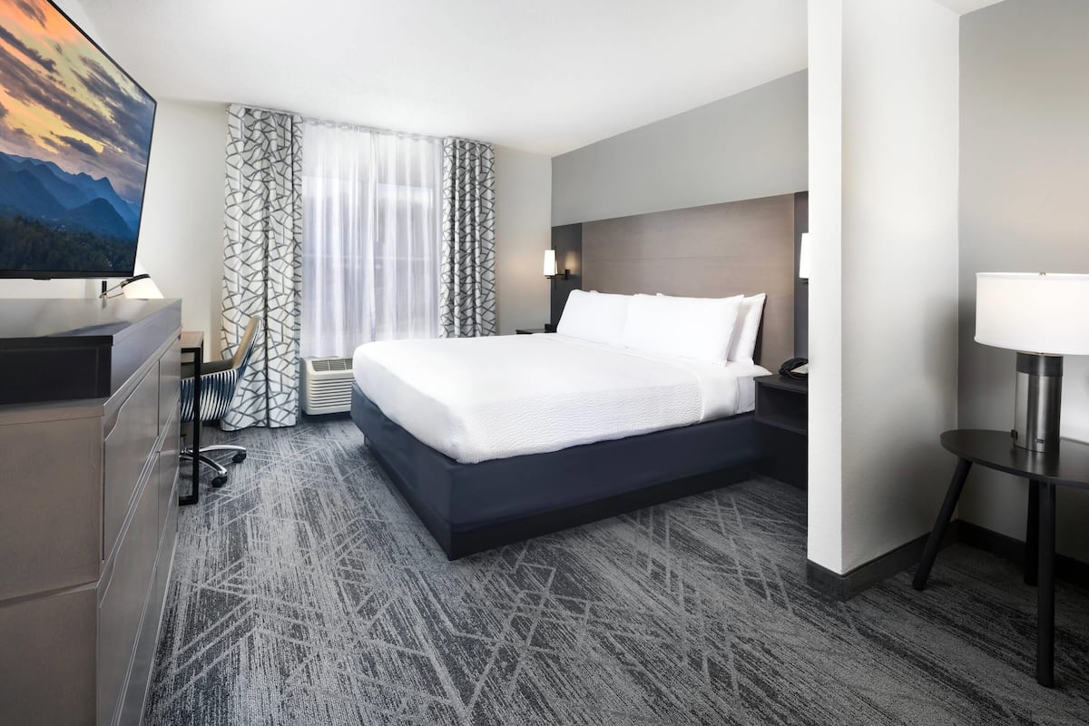 Studio Suite, 1 King Bed with Sofa bed, Non Smoking | 1 bedroom, premium bedding, desk, blackout curtains
