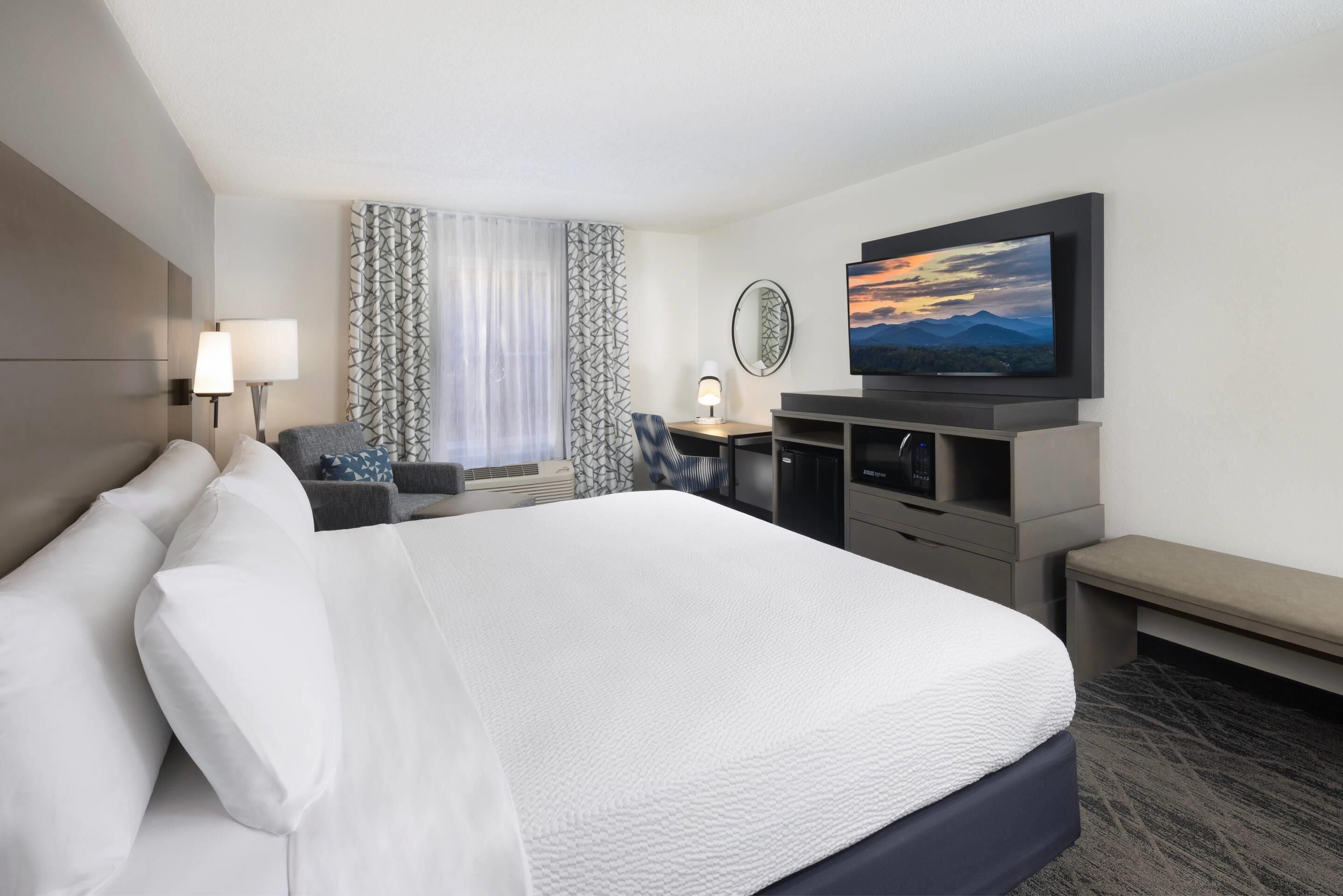 Literie de qualité supérieure, bureau, rideaux occultants