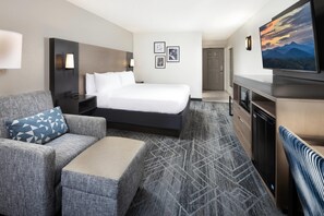 Room, 1 King Bed, Non Smoking | Premium bedding, desk, blackout drapes, iron/ironing board