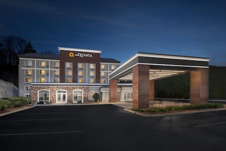 Exterior. La Quinta Inn & Suites by Wyndham Downtown Asheville