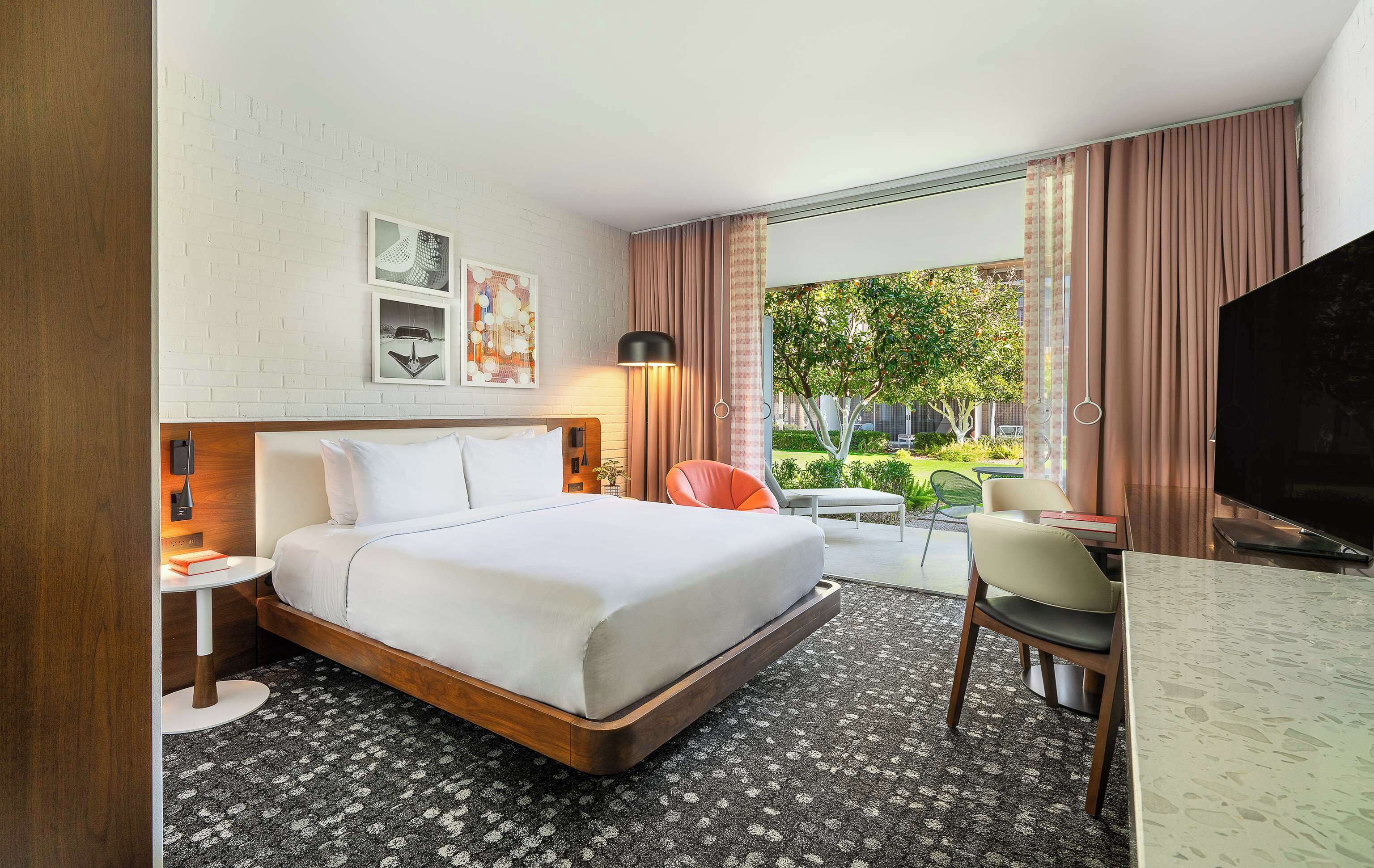 Quarto com design assinado, 1 cama King, acessível para pessoas com deficiência física | 1 quarto, roupas de cama premium, camas com colchões pillow-top