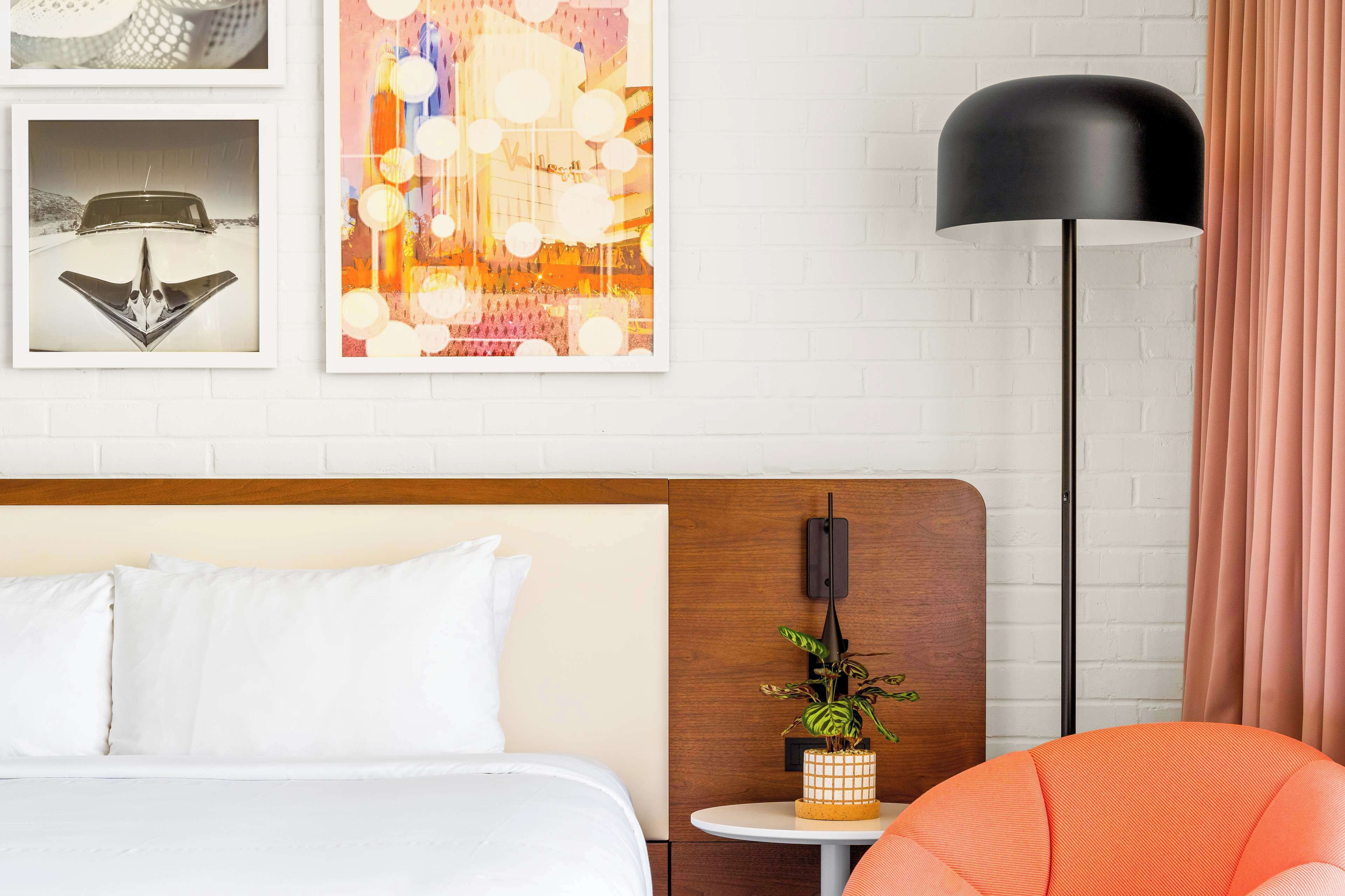 1 sovrum, sängtillbehör av högsta kvalitet, bäddmadrasser och minibar