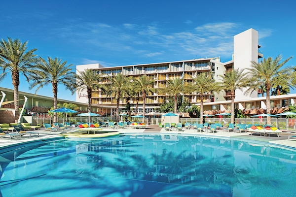 2 piscinas externas, barracas, guarda-sóis