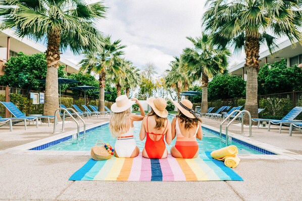 2 piscinas al aire libre, camas de piscina con cargo, sombrillas