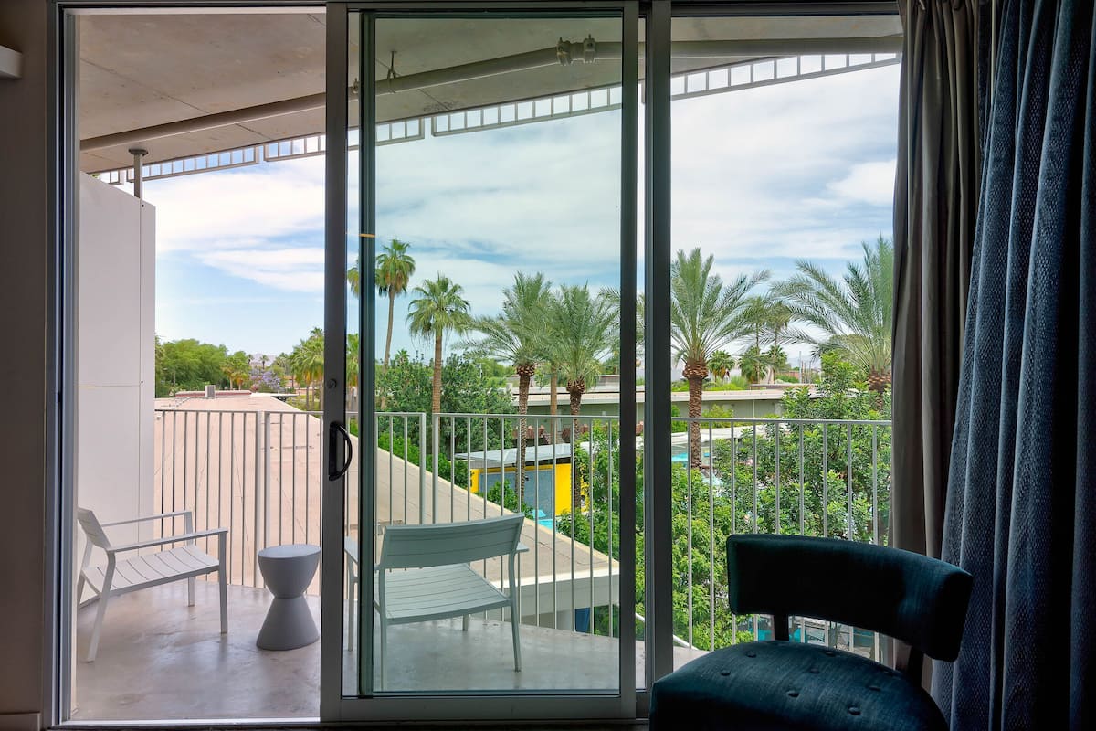 signature room, 1 king bed, tower | 1 bedroom, premium bedding, pillow-top beds, minibar