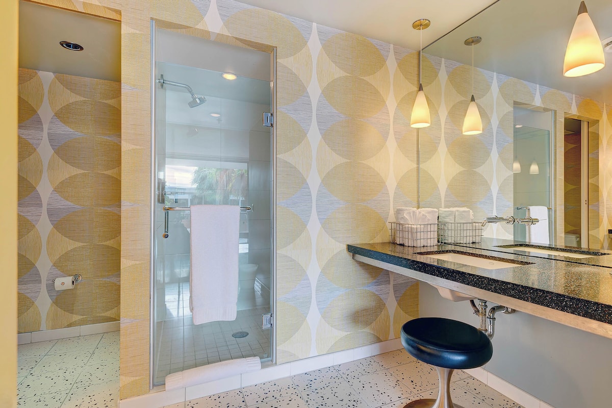 executive suite | bathroom | designer toiletries, hair dryer, towels