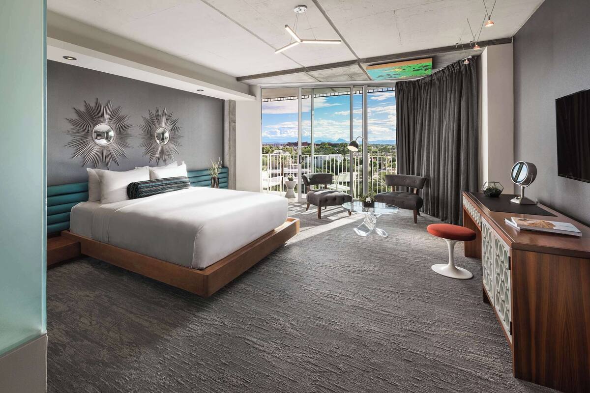 Signature Room, 1 King Bed, Tower
